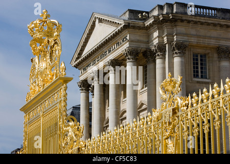 Gold vergoldet, Tore, Kolonnaden und Giebel an der Palast von Versailles, Frankreich Stockfoto