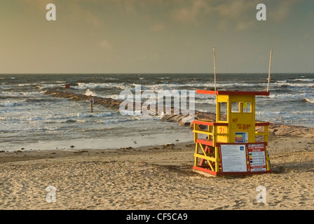 Rettungsschwimmerstation am Golf von Mexiko Strand, Pier, Sonnenaufgang, Seawall Boulevard, Galveston, Texas, USA Stockfoto