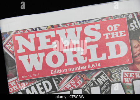Die "News of the World" Tabloid (rot oben) britische Sonntagszeitung. (10. Juli 2011) Stockfoto