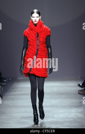 Eisberg Mailand bereit zu tragen Herbst Winter Bright rote geraffte Reißverschluss Kleid, schwarze Lederhandschuhe, Marine Strumpfhosen und Knöchel-Plattform Stockfoto