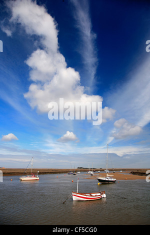 Angelboote/Fischerboote vertäut am Kai, Wells-Next-the-Sea Village, North Norfolk Küste, England, UK Stockfoto