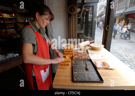 Ein Bäcker verpackt Lebkuchen in Kartons, die in der Bäckerei Lebkuchen Schmidt am Hauptmarkt, Nürnberg, zum Verkauf stehen Stockfoto