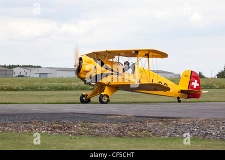 Bücker Bu - 133C Jungmeister U-99 RV G-AXMT Rollen am Breighton Flugplatz Stockfoto