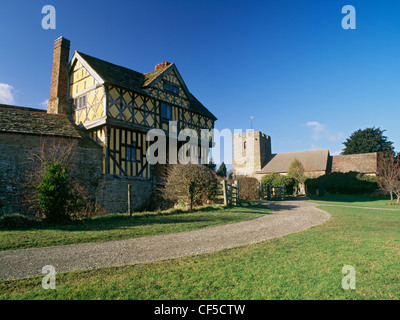 St. Johannes der Täufer die Kirche neben dem Torhaus Stokesay Castle, einem befestigten Herrenhaus von Lawrence Ludlow in der Stockfoto