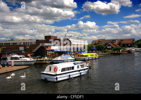 Sportboote auf dem Fluss Bure in Wroxham Stadt in den Norfolk Broads, Norfolk, England, UK Stockfoto