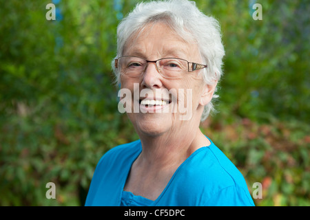 Deutschland, Bayern, Huglfing, Senior Frau im Garten, Lächeln, Porträt Stockfoto