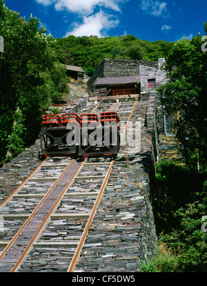 Schiefer Güterwagen, Schienen, Kabel und Walze Haus auf der restaurierten V2 Steigung von Vivian Quarry. Fertige Schiefer verlegt auf inkl. Stockfoto