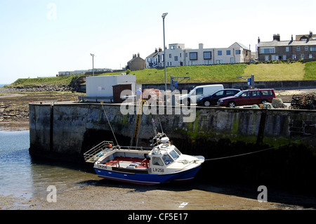 Gemeinsame Hafen mit Boot ruht auf der Unterseite der Hafen bei Ebbe Stockfoto