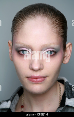 Modell mit weichem rosa und grauen Lidschatten auf dem Auge Deckel und Holzkohle Lidschatten unter dem Auge und weiche rosa Lippen Stockfoto