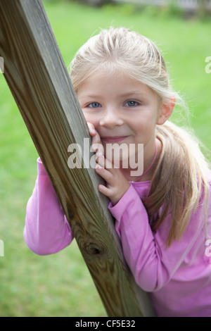 Deutschland, Bayern, Huglfing, Mädchen im Garten, Lächeln, Porträt Stockfoto