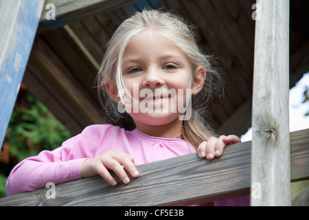 Deutschland, Bayern, Huglfing, Mädchen im Garten, Lächeln, Porträt Stockfoto