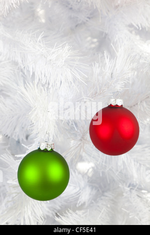 Bunte Weihnachtskugeln, Kugeln oder Ornamente auf einem weißen Weihnachtsbaum Stockfoto
