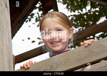 Deutschland, Bayern, Huglfing, Mädchen im Garten, Lächeln, Porträt Stockfoto