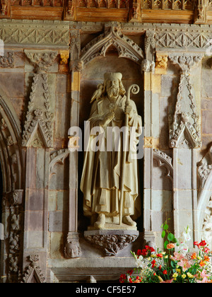 Eine moderne Statue von St. David (Dewi Sant), Schutzpatron von Wales, gelegt in das 14. Jahrhundert Lettner zwischen Mittelschiff und choi Stockfoto