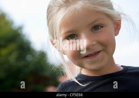 Deutschland, Bayern, Huglfing, Mädchen im Garten, Lächeln, Porträt Stockfoto