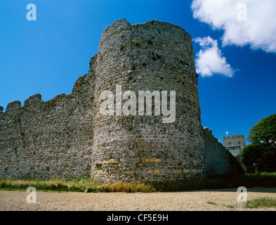 Nord-Ost Ecke Bastion des römischen Forts (Portus Adurni) mit den rechteckigen Bergfried der normannischen Burg nach hinten. Stockfoto