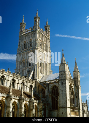 Die senkrecht Mittelturm und Norman südlichen Querschiff Türme der Kathedrale von Gloucester, dem ehemaligen Benediktiner Abtei Kirche o Stockfoto