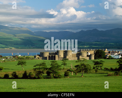 Einen allgemeinen Überblick über Eduards i. Beaumaris Castle Blick nach Süden auf die Menai Strait und die Berge von Snowdonia. Stockfoto