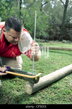 Feder Schaukel Frühling ist endlich da und wir genießen noch einmal unsere Gärten unserer Familien warum nicht folgen Sie diesen einfachen Schritten und Stockfoto