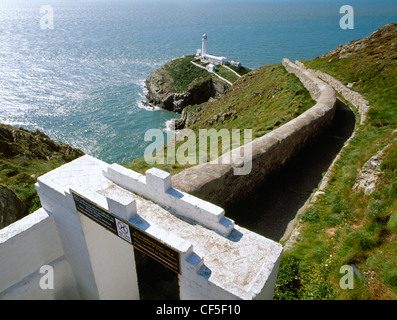 Gateway und Zugang Weg zu The South Stack Leuchtturm auf einer kleinen, felsigen Insel in der irischen See aus der NW-Ecke des Hol Stockfoto