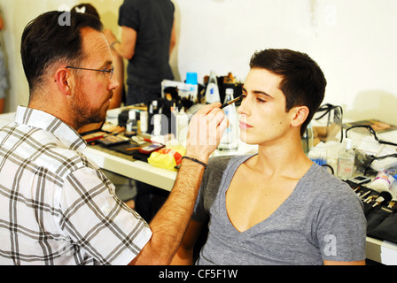 Prada Backstage Mailand Menswear Frühjahr Make-up Artist Anwendung make up, männliches model Stockfoto