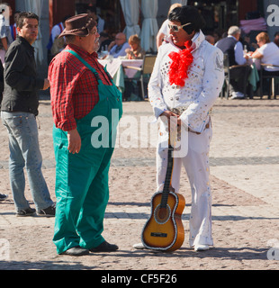 Madrid, Spanien. Elvis Presley Imitator im Gespräch mit einer anderen Straßenmusiker auf der Plaza Mayor. Stockfoto