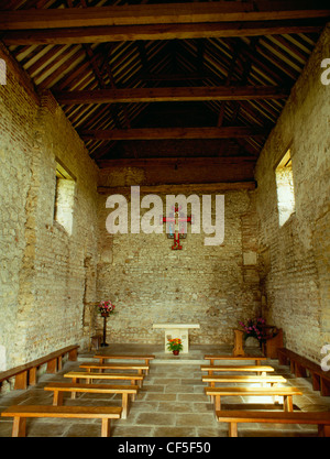 Innenraum des Kirchenschiffs von St.-Peter 7. Jahrhundert Kapelle, erbaut von wiederverwendeten römischen Materialien auf der Website von Othona Roman Fort. Es bilden Stockfoto