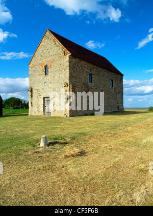 Das Kirchenschiff der St.-Peter 7. Jahrhundert Kapelle, erbaut von wiederverwendeten römischen Materialien auf der Website von Othona Roman Fort. Es war Teil der S Stockfoto