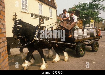 Youngs Pub, Lederflasche in der Kingston Road. Wandsworth Brewery Horse and Cart, die traditionelle Lieferung von Bier an lokale Pubs South Wimbledon, London England 1980er Jahre um 1985 UK HOMER SYKES Stockfoto