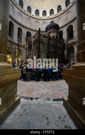 Christian Pilger erwarten Eingang der Aedikula an der Kirche des Heiligen Grabes in Jerusalem, Israel. Stockfoto