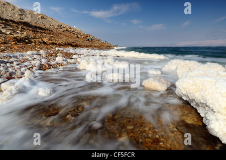 Salzformationen im Toten Meer in Israel. Stockfoto