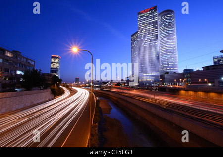 Ramat Gan, Tel Aviv, Israel Stadtbild in der Dämmerung. Stockfoto