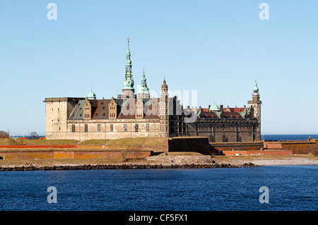 Die niederländische Renaissance Schloss Kronborg in Helsingør, Dänemark, aus der Oresund, der Sound gesehen, an einem sonnigen Frühlingstag. Stockfoto