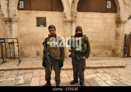 Mitglieder der israelischen Grenzpolizei in der Altstadt von Jerusalem, Israel. Stockfoto