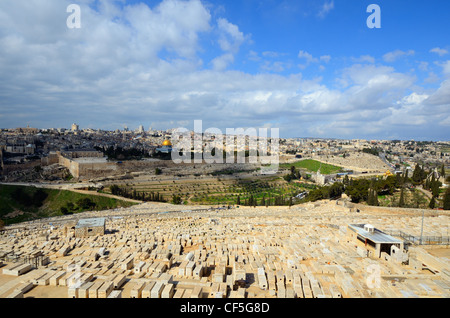 Ansicht der Gräber am Ölberg und alte Stadt von Jerusalem, Israel. Stockfoto