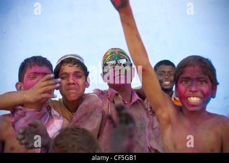 Menschen feiern Holi-Fest in Mathura, Indien Stockfoto