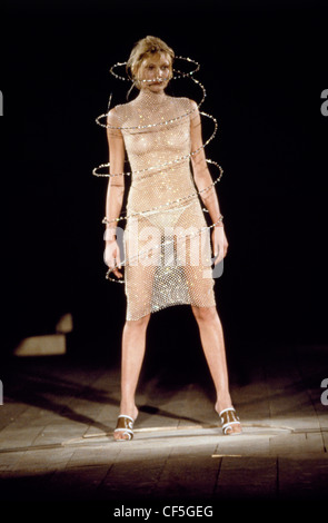 Alexander McQueen London bereit zu tragen Frühling Sommer Modell tragen einen transparenten Knie Länge ärmelloses Kleid Spiral Draht Stockfoto