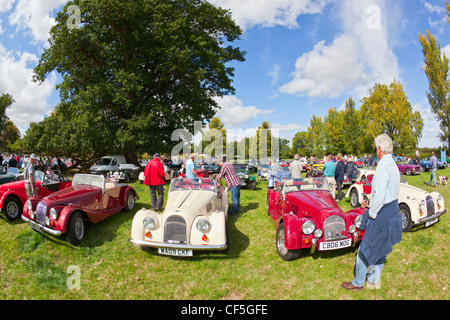 Eine Reihe von Morgan Sportwagen auf dem Display an der Thornfalcon-Oldtimer-Treffen. Stockfoto