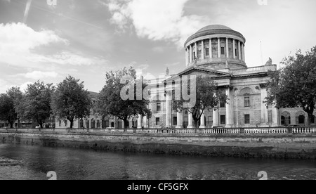Fluss Liffey und Four Courts Gebäude in Dublin - irischen Hauptstadt Wahrzeichen Irlands. Stockfoto