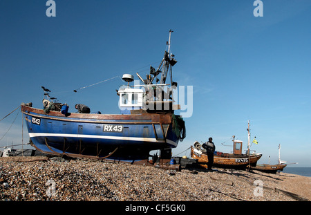 Boote am Strand von Dungeness. Dungeness besteht aus einem Komplex aus Kies und Sumpf befindet sich an einem 38 km langen Küstenstreifen in Ke Stockfoto