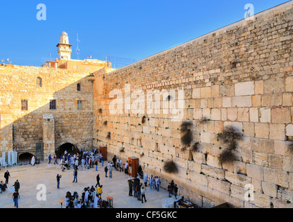 Massen an der Klagemauer in der alten Stadt von Jerusalem, Israel. Stockfoto