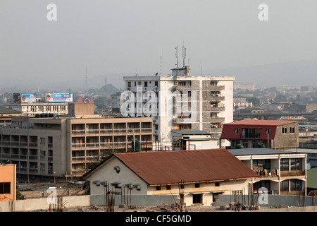 Blick über den DRC Hauptstadt Kinshasa. Stadtzentrum, La Ville, Kinshasa, demokratische Republik Kongo. Stockfoto