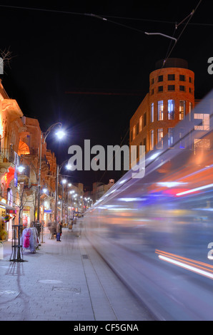 Eine Stadtbahn Straßenbahn übergibt Jaffa Straße in Jerusalem, Israel Stockfoto