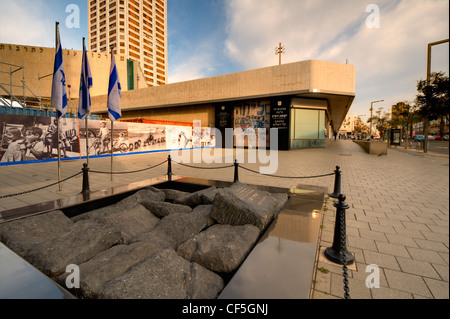 Yitzhak Rabin Denkmal in Tel Aviv City Hall in der Nähe von Rabin-Platz markiert den Ort seiner Ermordung. Stockfoto