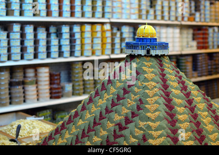 Gewürz-Hügel mit kleinen Modell von der Haube des Felsens in den Souk von Jerusalem, Israel. Stockfoto