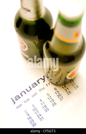 New Years Resolutionen trinken zwei Flaschen Bier in einem Kalender auf Januar aufgeben Stockfoto