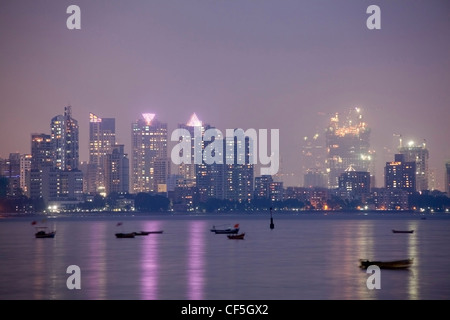 Skyline von Mumbai über Fluss, Indien Stockfoto