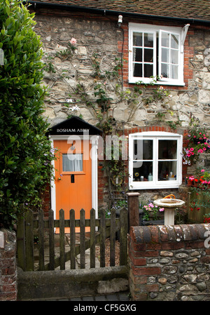 Außenseite einer traditionellen Hütte im Dorf Bosham. Stockfoto