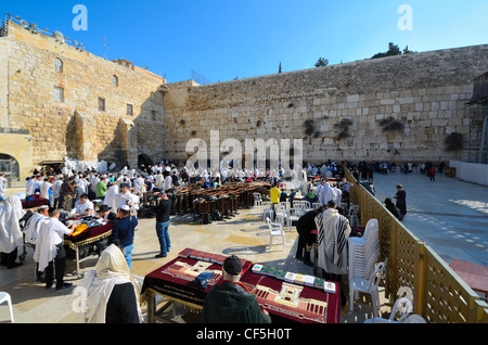 Menschenmassen betet an der Klagemauer, die heiligste Stätte des Judentums außerhalb der Tempelberg in Jerusalem, Israel. Stockfoto