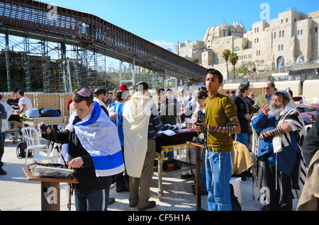 Menschenmassen betet an der Klagemauer, die heiligste Stätte des Judentums außerhalb der Tempelberg in Jerusalem, Israel. Stockfoto